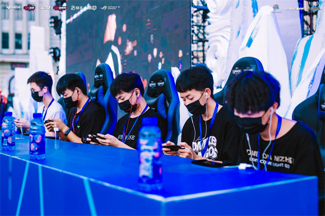 而喂饼干这 而喂饼干这